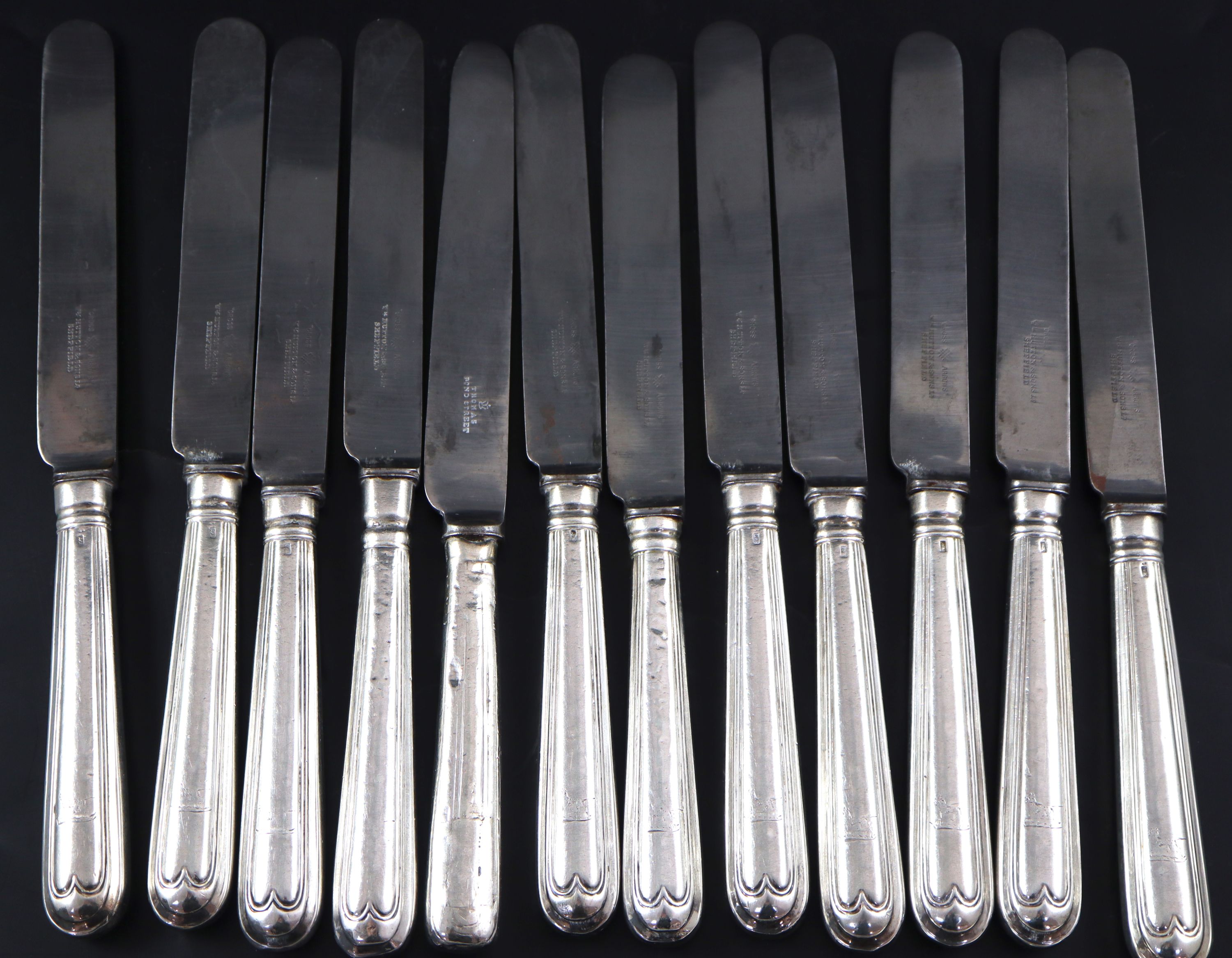 A harlequin set of fifteen mainly George IV silver handled table knives, approx. 27cm.